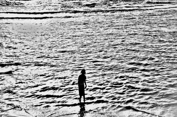 ילד על החוף שחור לבן
