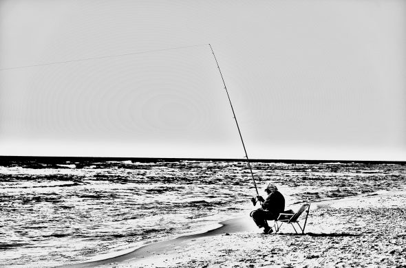דייג על החוף